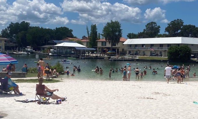 Crystal River House | Super Clean and Super Comfortable with boat ramp under half mile down the road.