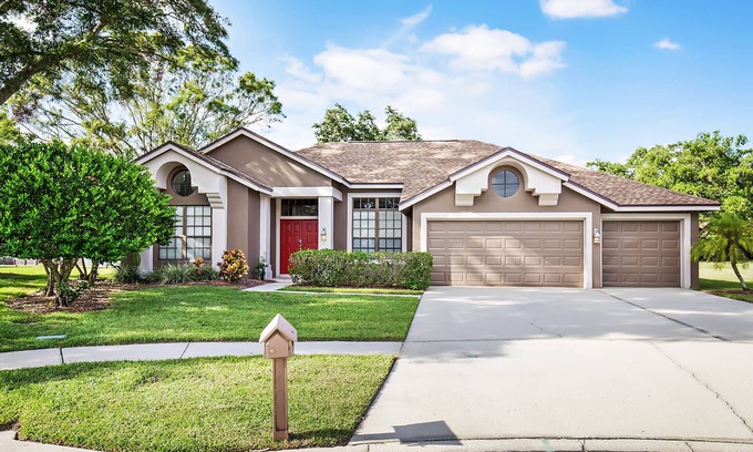 Pipers Meadow House | THE PINE WARBLER 4 BEDROOM 2.5 BATH POOL HOME PERFECT FOR ONE OR TWO FAMILIES