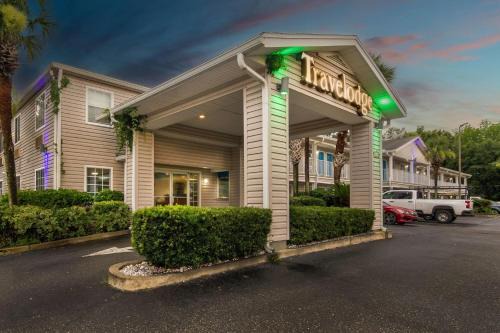 MacClenny Hotel | Travelodge Suites by Wyndham MacClenny I-10