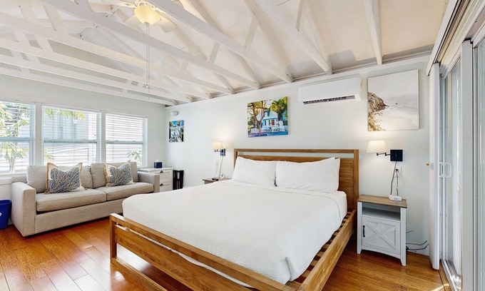 Old Town Apartment | Tropical getaway with pool & sundeck - 1 block to Duval St, 2 blocks to beach