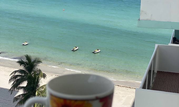 Hallandale Beach Apartment | Tropical vacation BEACH CONDO 1 bedroom 1,5 bath 2 parking spots sleeps up to 6