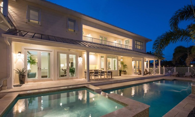 Bermuda Riviera House | TROPICAL WATERFRONT MANSION STEP TO THE BEACH