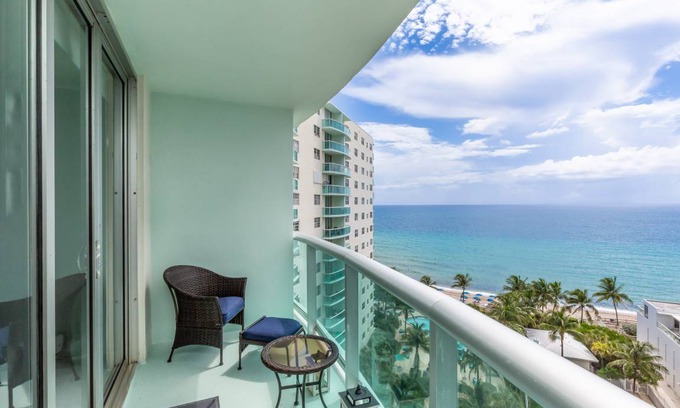 Hollywood South Central Beach Condo | 127 m² Condo ∙ 2 bedrooms ∙ 6 guests