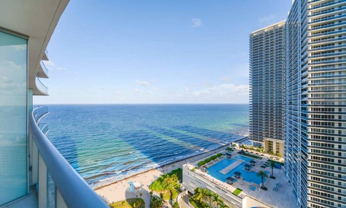 Hollywood South Central Beach Apartment | 108 m² Apartment ∙ 2 bedrooms ∙ 6 guests