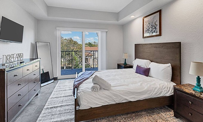 Indian Beach Sapphire Shores Apartment | Vibrant Stay in Trendy Area 2BR w/ Pool & Gym