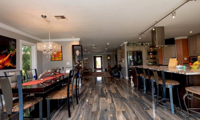 Parrot Cove House | WINTER PARADISE on Golf Course n5 min. to Beach, restaurants and shopping