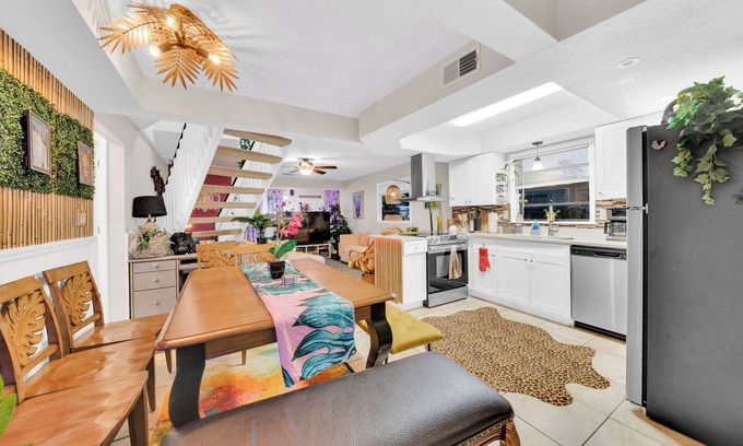 Old Seminole Heights House | Zen Jungle House by Busch Gardens with Bikes, Game Room & Fenced Yard!