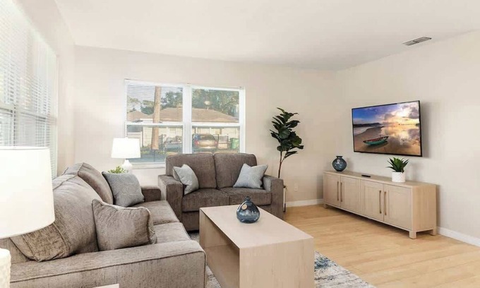 Zephyrhills House | Zephyrhills Comfort Duplex #2 ποΈ| 2 Bed 2 Bath