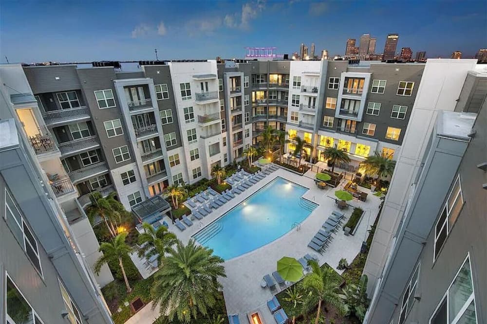 Courier City - Oscawana Apartment | Bleecker room 116 · Luxury king suite! Pool | gym | FREE parking | A