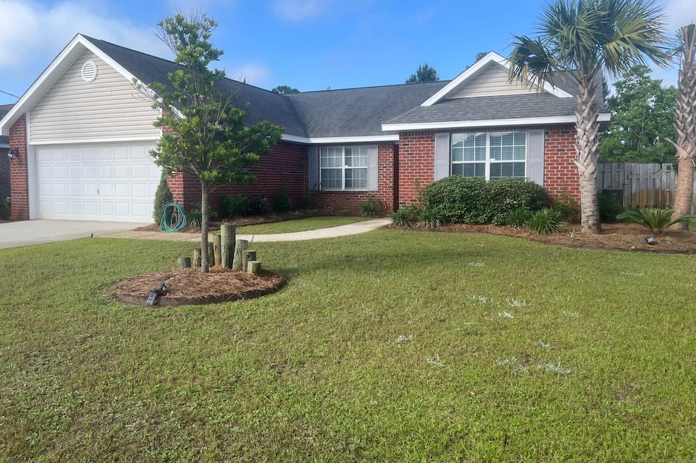 Navarre House | Sea Largo, Newly Decorated | 5 Min. to Beach | Comfortable Beds | Quiet Neighborhood | Clean