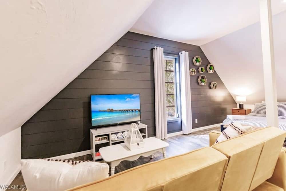 San Carlos Park Apartment | Beach, dining nearby, close to airports. Book now!