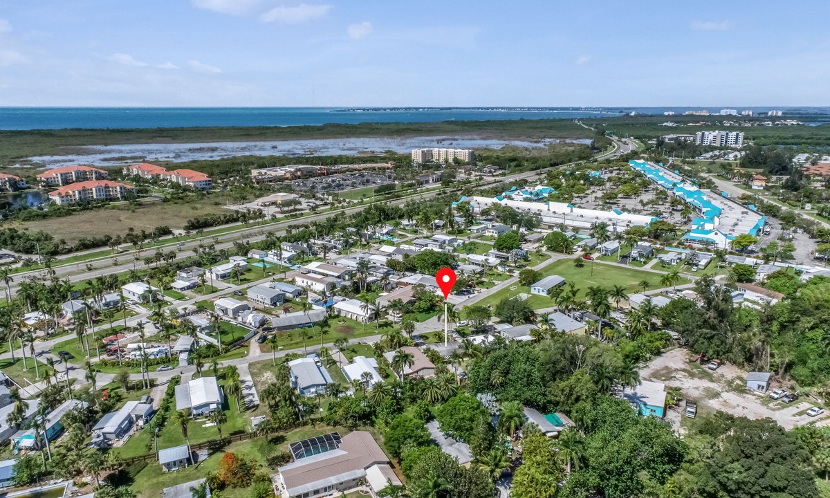 Truckland House | Beachside escape with tropical yard & alfresco patio - walk to outlet shopping