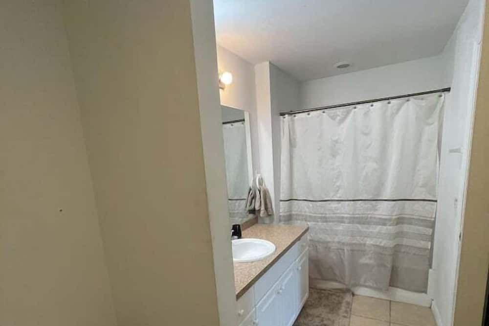 Sunshine Apartment | 4 Bedroom 838438 by Houzlet