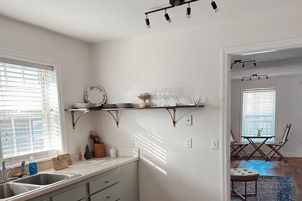 Lake City House | Stylish Retro cottage. Sleeps up to 7. Close to ball parks, lakes, and springs!