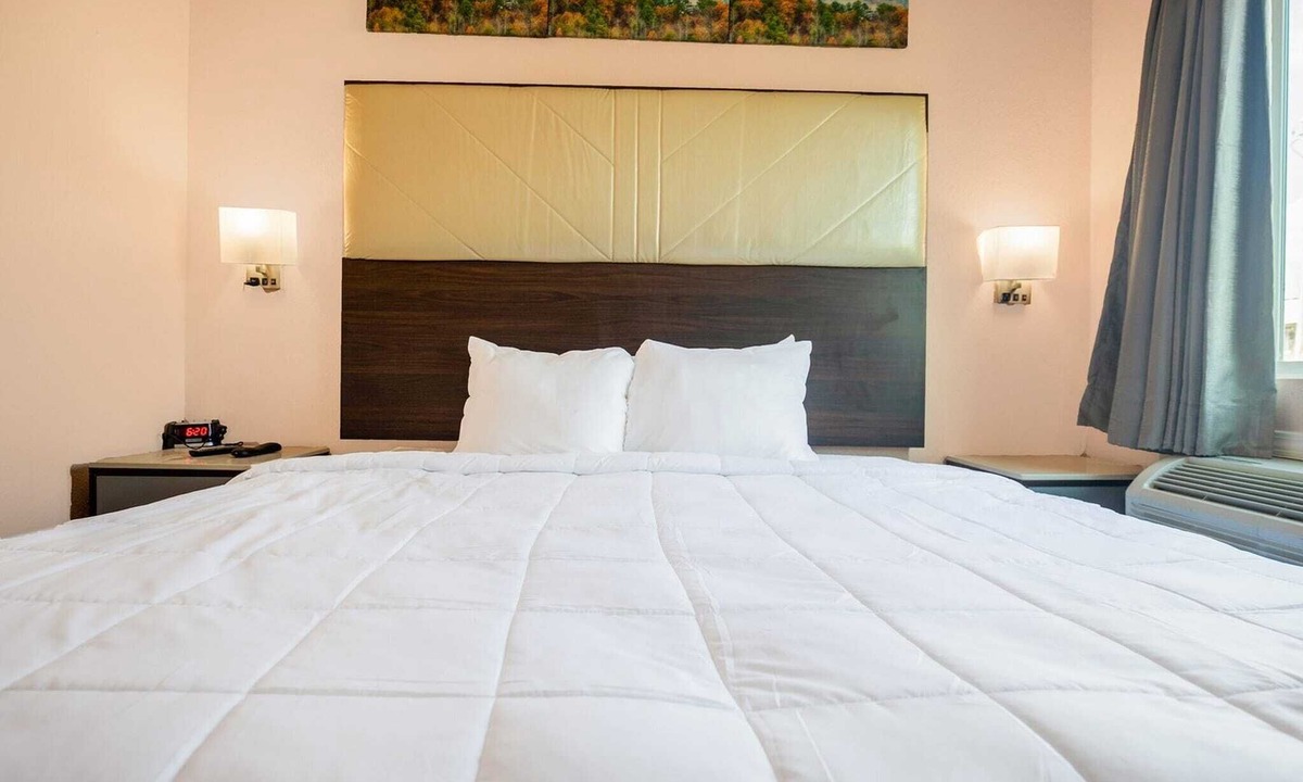 Adairsville Apartment | Suite - King Bed Non - Smoking
