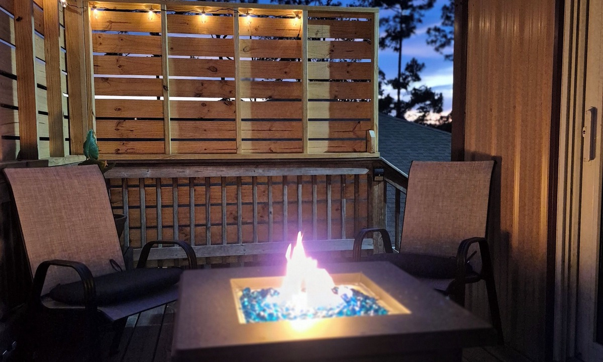 Hunt Club Apartment | Cozy 2-bedroom loft apartment in lovely Loxahatchee with private outdoor deck.