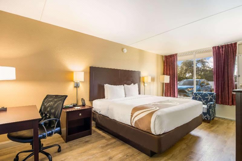 Photo of Bedroom in Bayshore Gardens