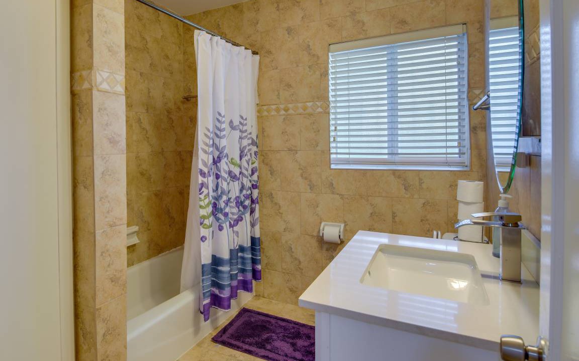 Photo of Bathroom in El Portal