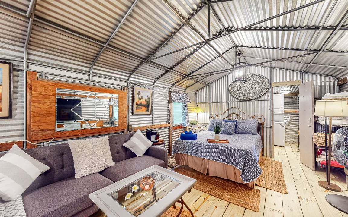 Photo of Livingroom in Bronson
