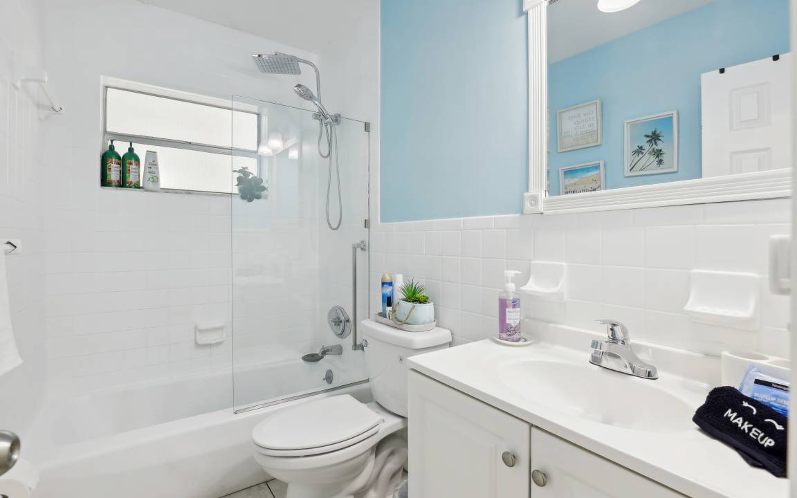 Photo of Bathroom in Beach Club Colony