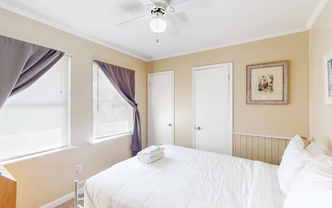 Photo of Bedroom in Eastpoint