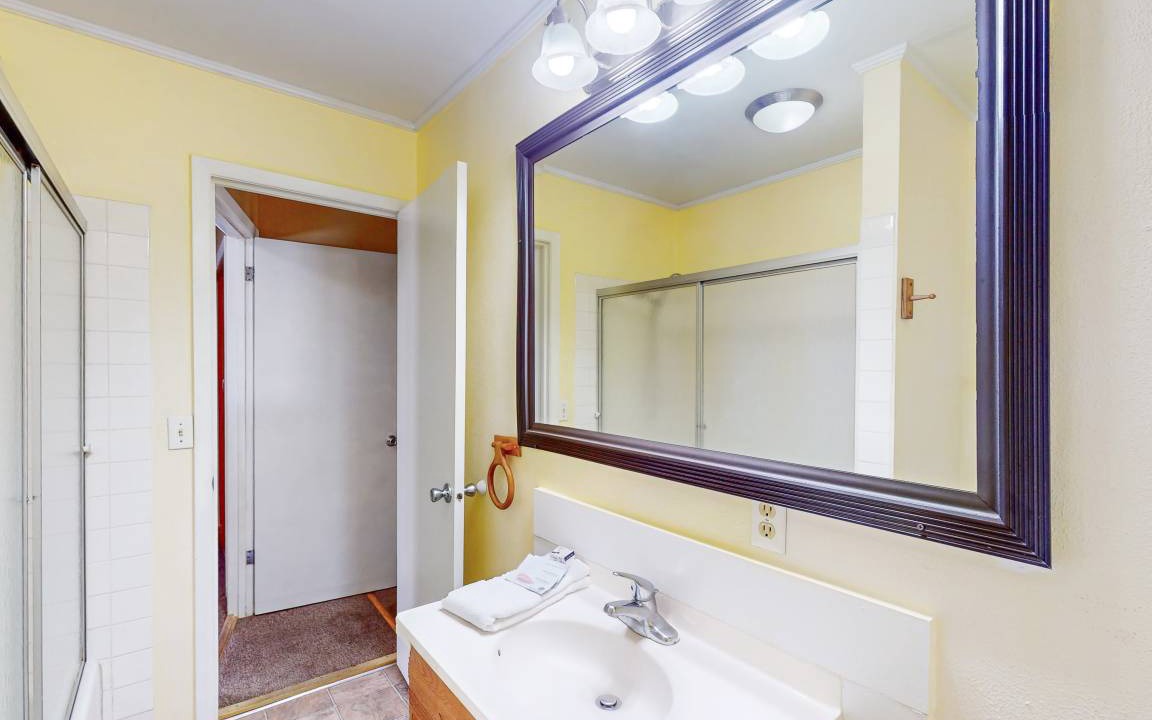 Photo of Bathroom in Eastpoint