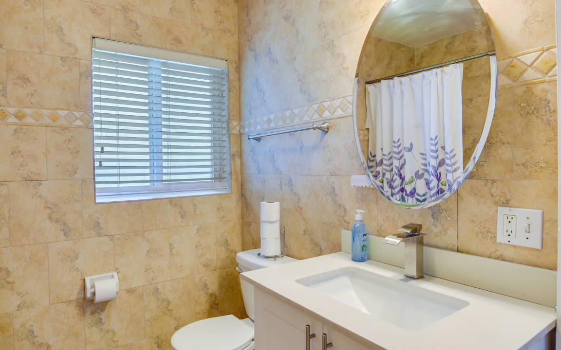 Photo of Bathroom in El Portal