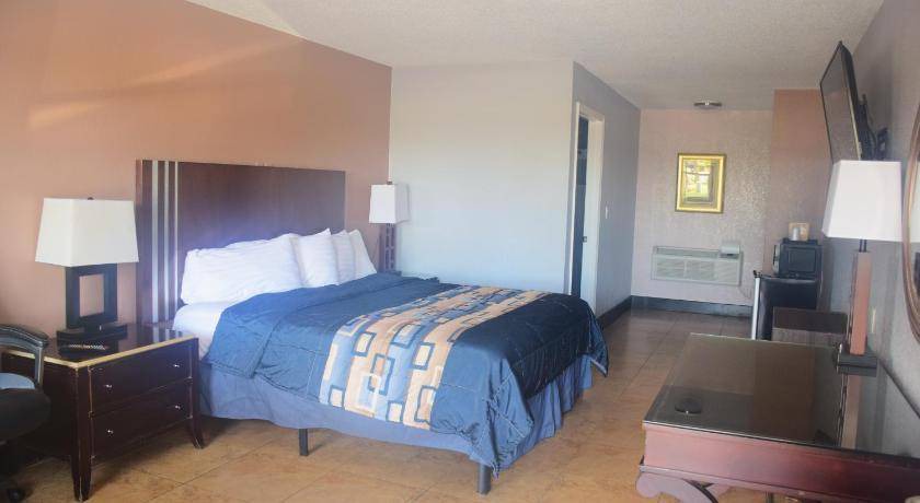Photo of Bedroom in Okeechobee