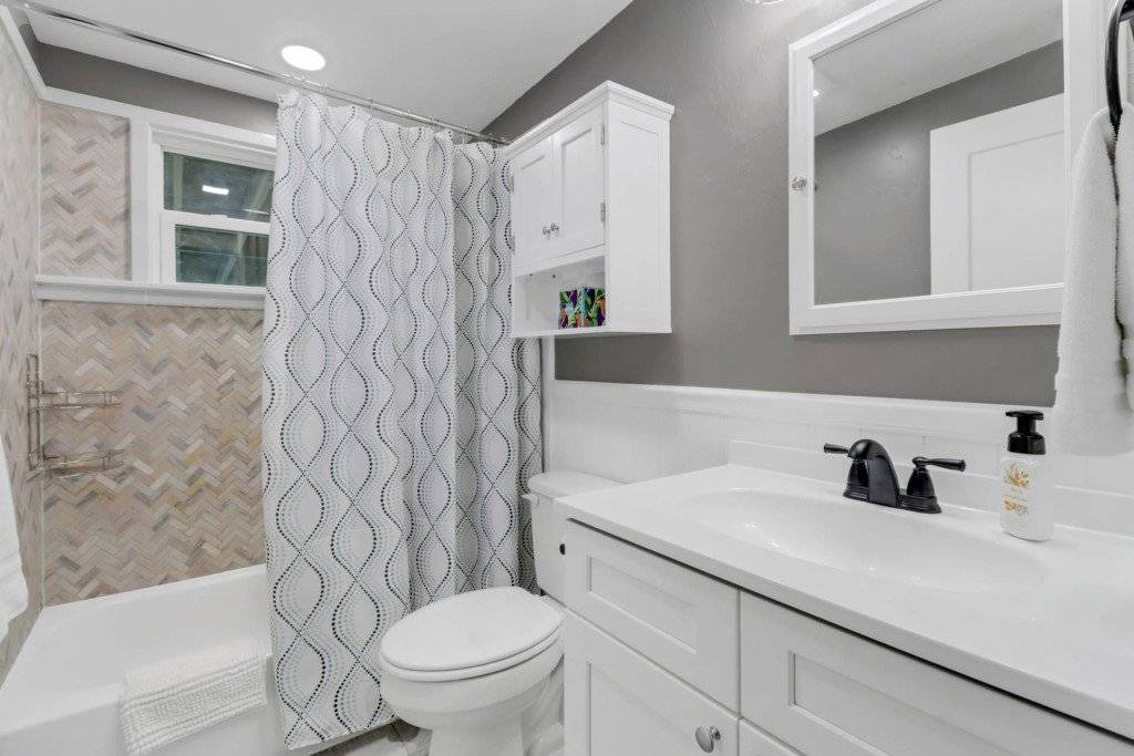 Photo of Bathroom in Mid Island