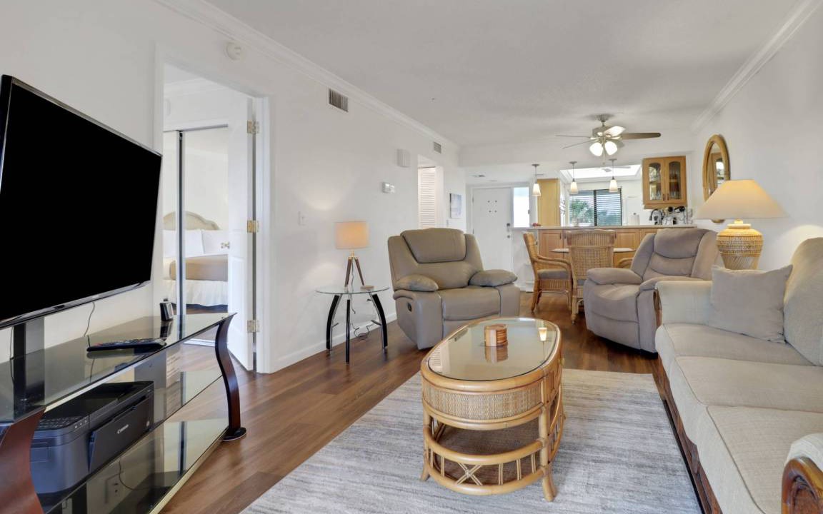 Photo of Livingroom in Mid Island