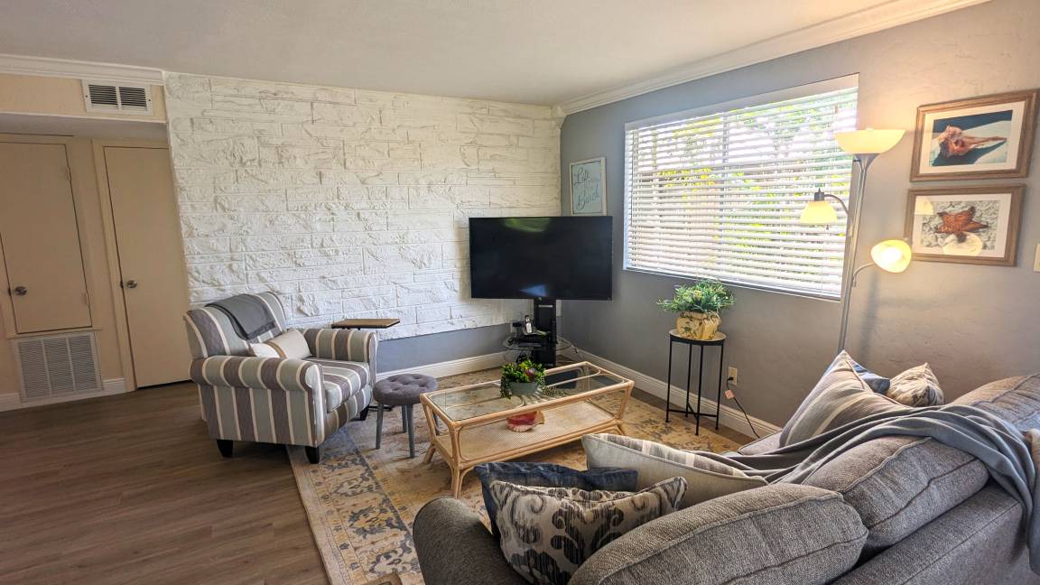Photo of Livingroom in Mid Island