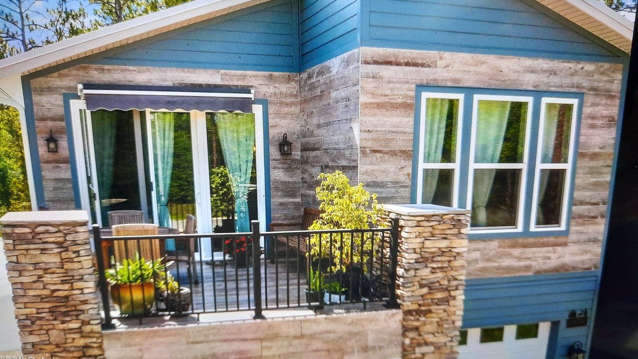 Photo of Patio Balcony in Putnam Hall