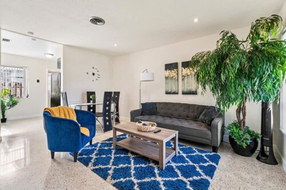 Photo of Livingroom in Central Fort Lauderdale