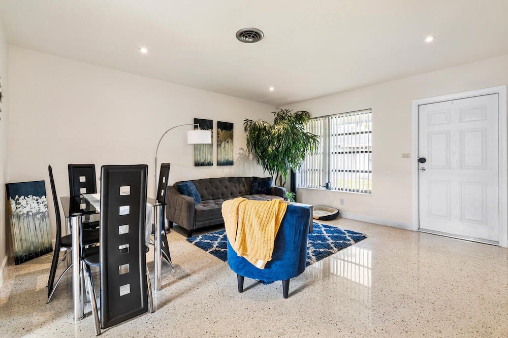 Photo of Livingroom in Central Fort Lauderdale