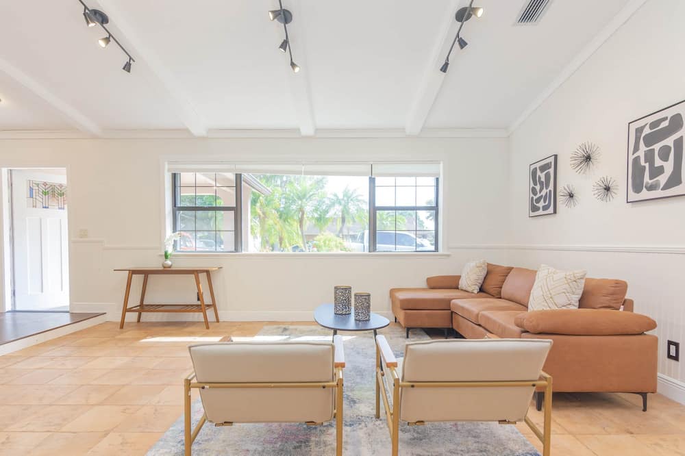 Photo of Livingroom in Cooper City