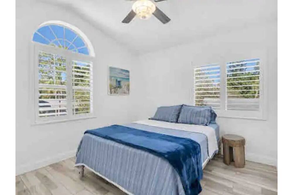 Photo of Bedroom in Crystal Beach