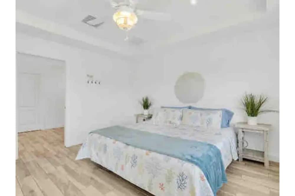 Photo of Bedroom in Crystal Beach