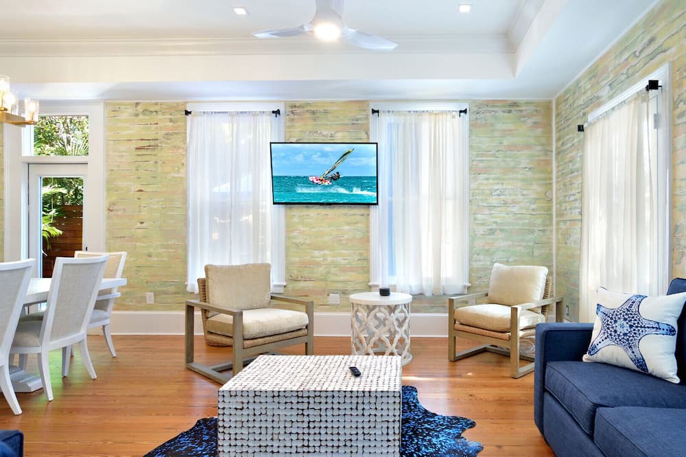 Photo of Livingroom in Historic Seaport