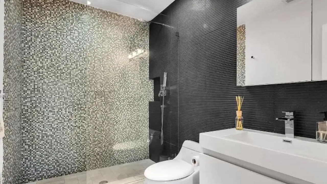 Photo of Bathroom in Allapattah