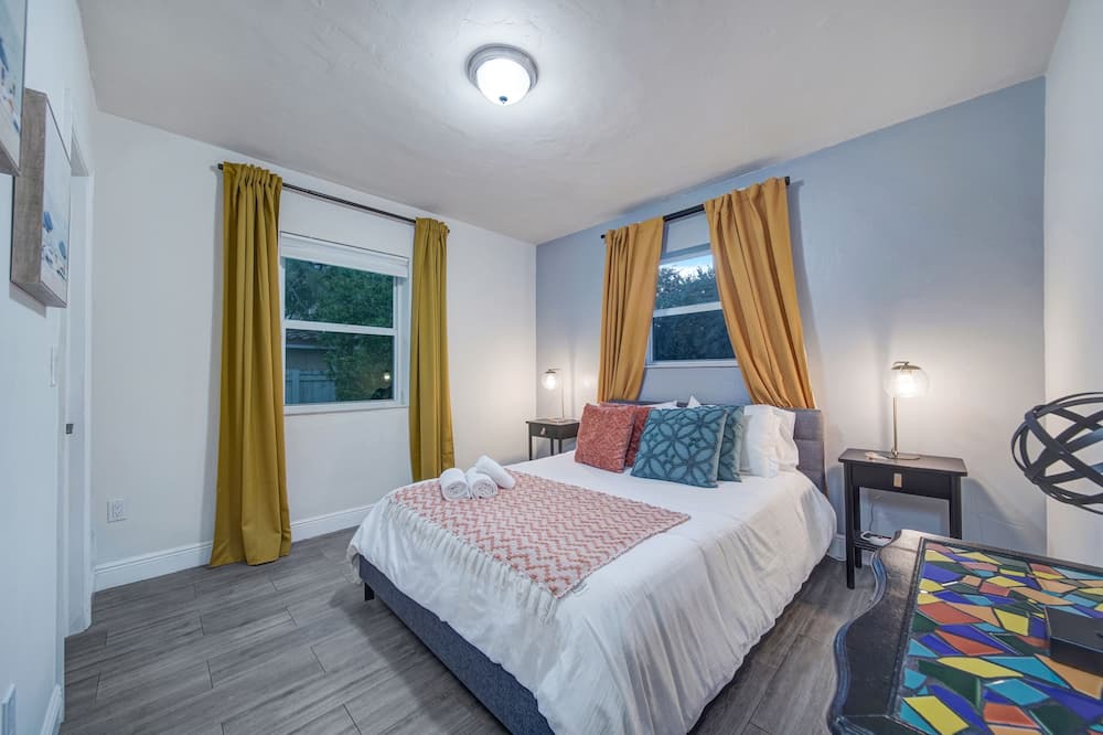 Photo of Bedroom in Biscayne Park