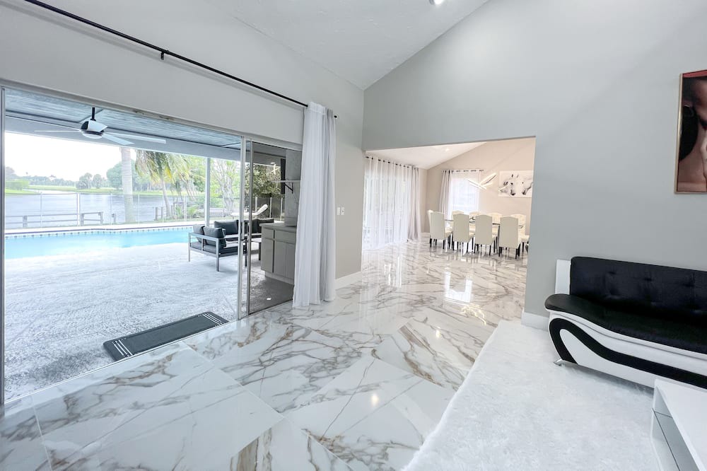 Photo of Bedroom in Greenview Shores
