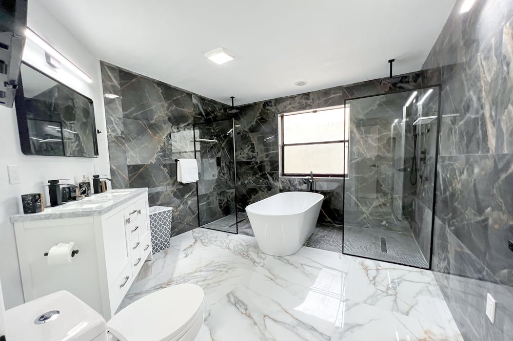 Photo of Bathroom in Greenview Shores