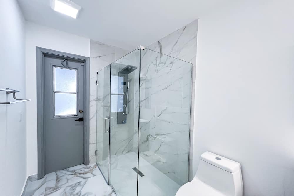 Photo of Bathroom in Greenview Shores