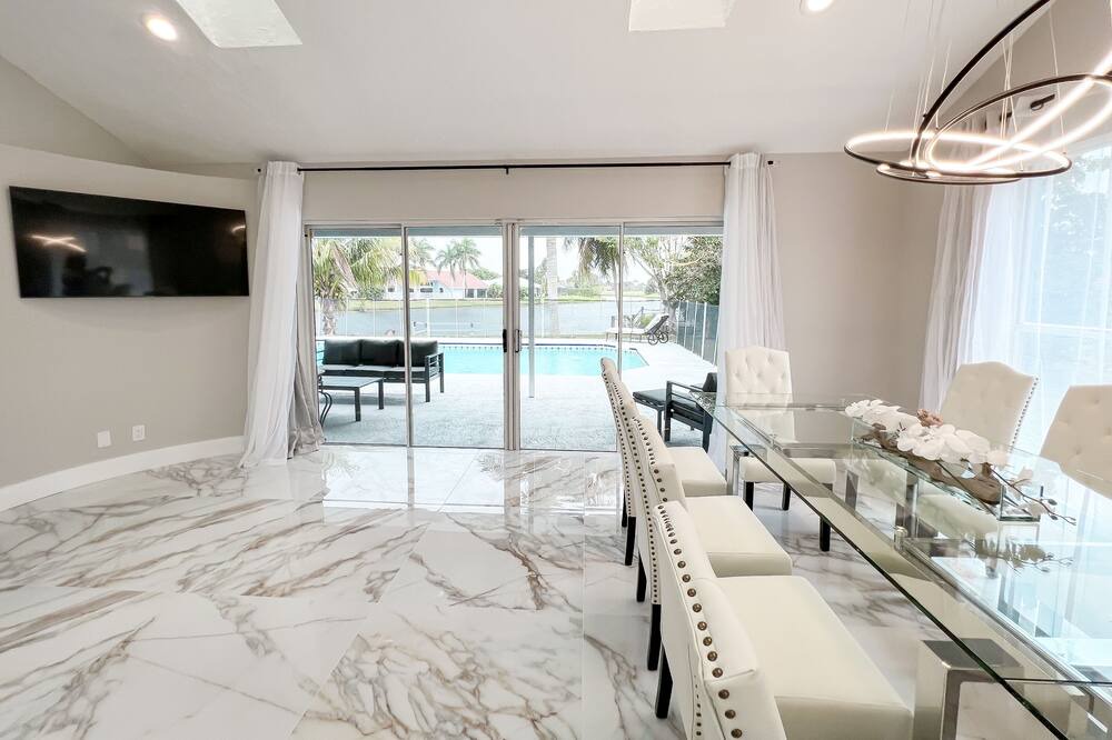 Photo of Bedroom in Greenview Shores