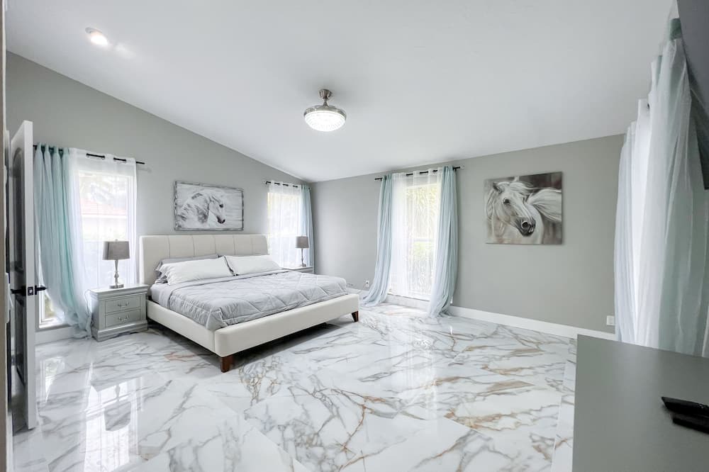 Photo of Bedroom in Greenview Shores