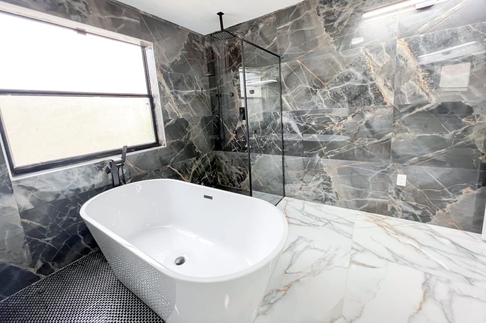 Photo of Bathroom in Greenview Shores