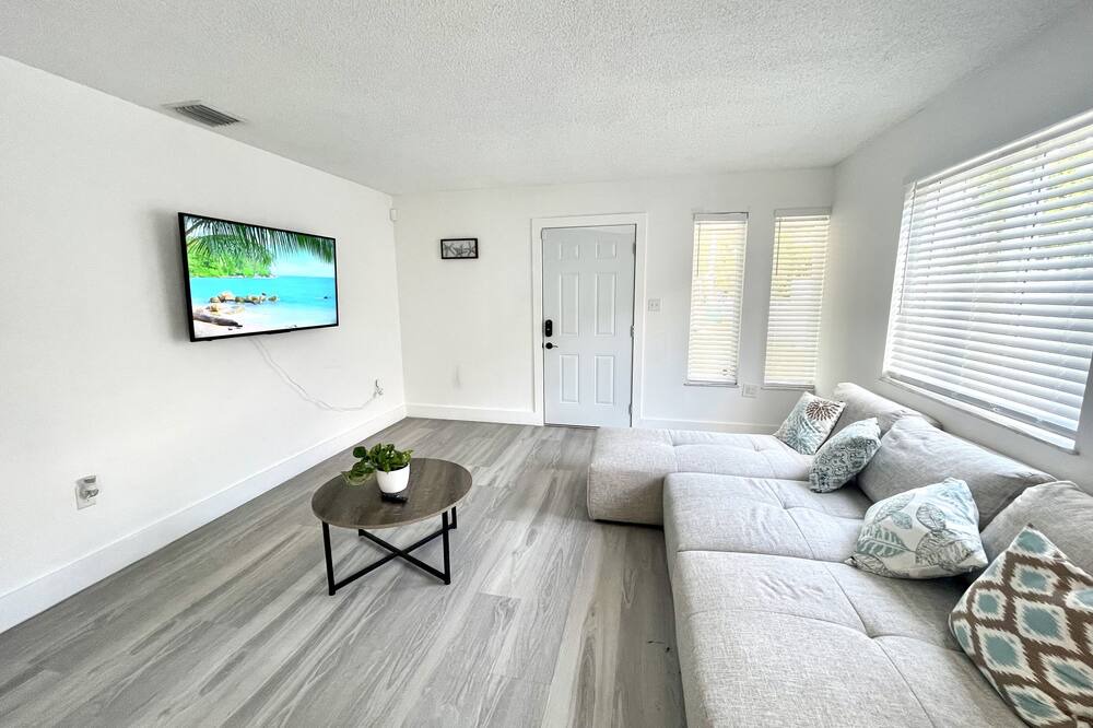 Photo of Livingroom in West Little River