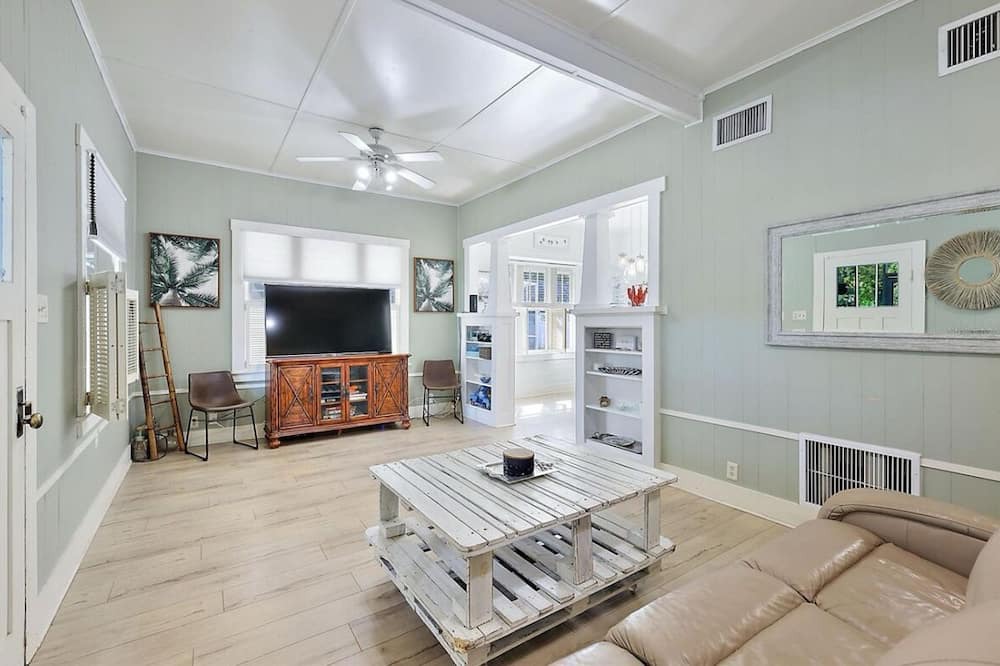Photo of Livingroom in Eastlake Weir