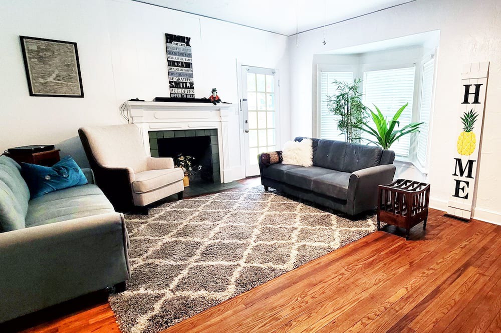 Photo of Livingroom in University Heights