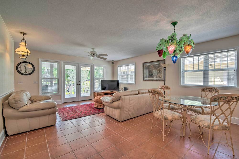 Photo of Livingroom in Yankeetown